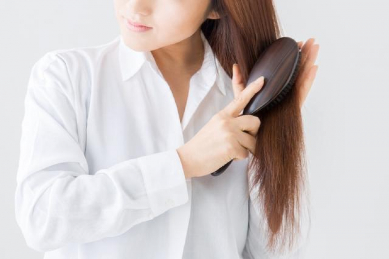 薄毛に悩む女性必見！ 薄毛と抜け毛の原因と対策方法を徹底解説！｜ヘアスタイル
